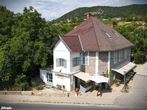 Nyaralóépület a Balaton partján