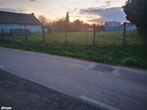 Séta a településen eladó telkek után kutatva