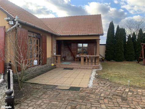 Fotó egy tipikus családi házról vidéki környezetben