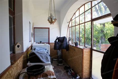 Lakótelepi épület belső udvarral