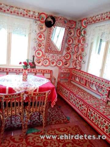 Kalotaszegi magyar ház gazdag színezéssel és kapudíszítéssel