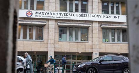 A győri honvédkórház épületének főhomlokzata az 1950-es évekből