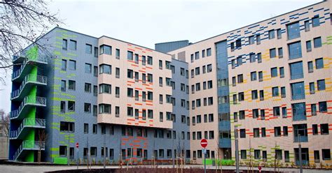 A győri kórház épületének modern homlokzati kialakítása