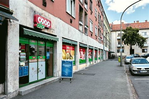 Fotó a kaposvári sétáló utcáról és az üzlethelyiség homlokzatáról