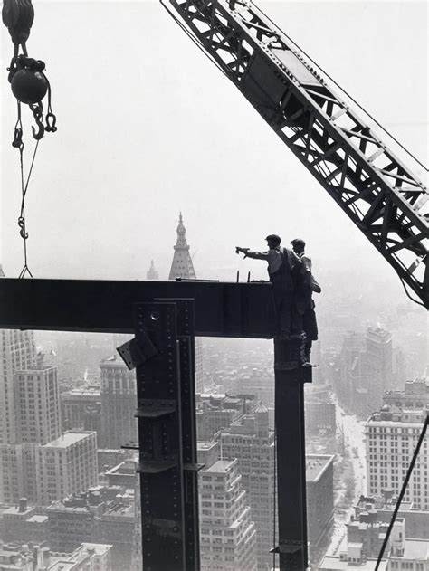 Munkások pihennek egy acélgerendán az Empire State Building építkezésén