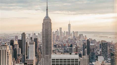 Az Empire State Building éjszakai kivilágítása