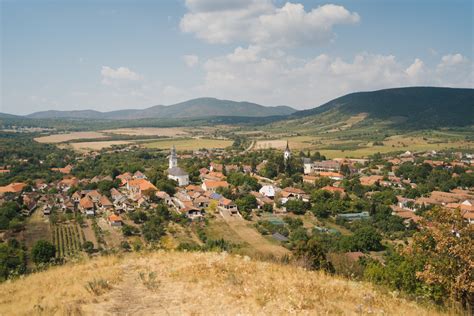 Erdőbénye látképe hegyekkel és szőlőkkel