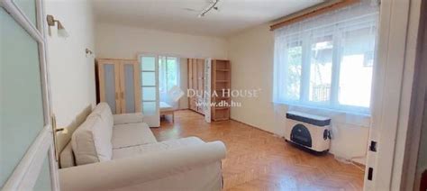 Napfényes nappali kertre néző kilátással