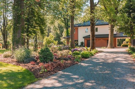 Garázsok és udvar az ikerházban