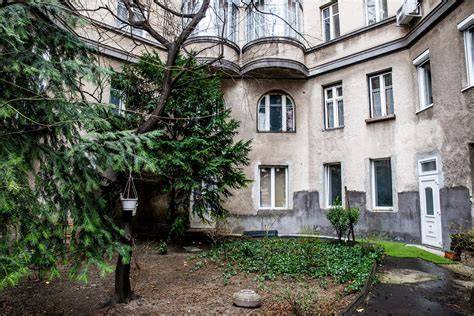 Tipikus bajai társasházak és udvarok fotói