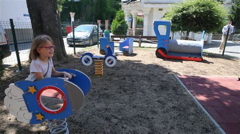 Játszótér egy lakópark udvarán