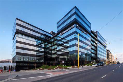 HillSide Offices épület homlokzat, zöld környezet