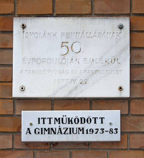 Emléktábla a gimnázium falán a szabadsághősök emlékére