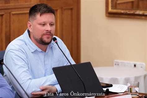 Tanár előadást tart