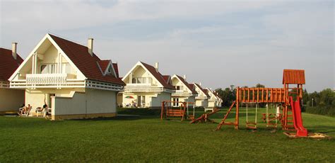 Képek különböző típusú eladó házakról Pusztaszabolcson