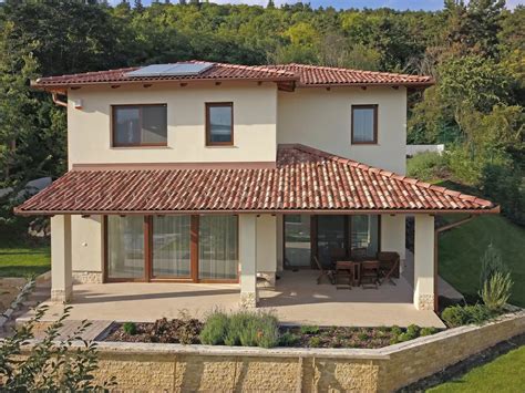 Mediterrán házak jellegzetes elemei: kőburkolat, zsalugáterek