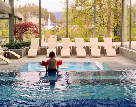 Rikli Balance Hotel medencéje kilátással a tóra