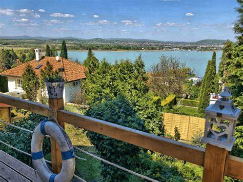 Tihanyi villa panoráma kilátással a Balatonra