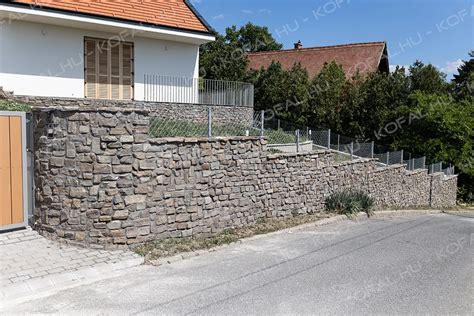 Helyben választott tihanyi kövek az épület homlokzatán