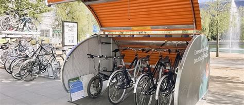 Parkolóhelyek és kerékpártárolók az utcán