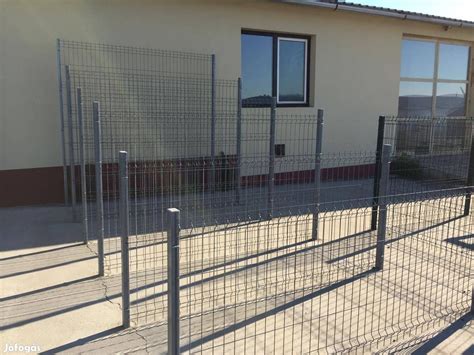 kerítés és melléképületek