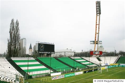 Albert Flórián szobra a stadion előtt