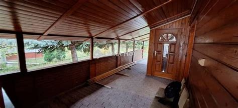 Kétgenerációs ház látképe a telekkel és három lakrész kontextusában