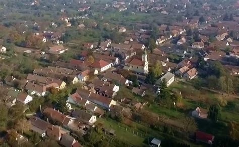A Szentendrei-sziget egyik jellegzetes parasztháza falusi környezetben, tornácos elrendezéssel