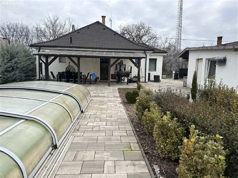 A szarvaskői Makovecz-villa parkosított kerttel és tóval