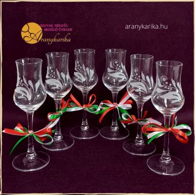 Pálinkás poharak és gyümölcsök