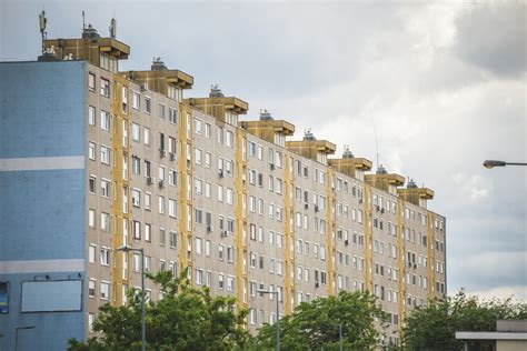 Panelház a zöldövezetben