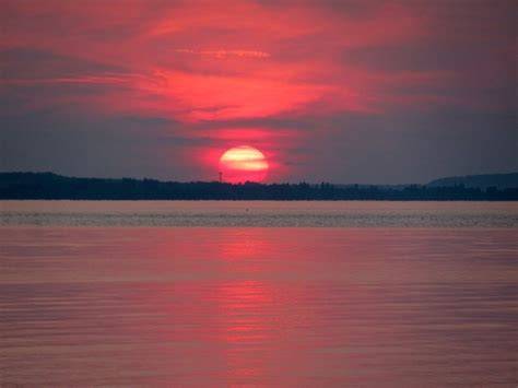 Látkép a Balatonról naplementekor