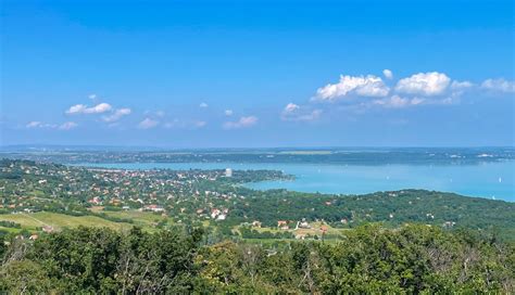 Fotó egy gyönyörű balatoni házról kilátással a tóra