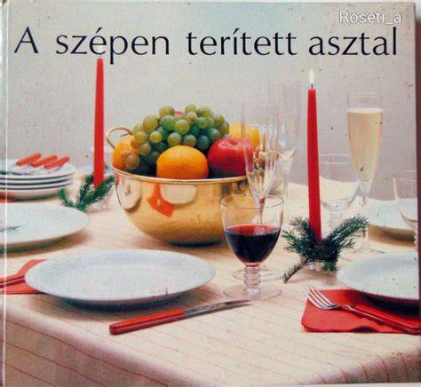 Színpadkép: hosszú terített asztal, angyalszárnyak, Walhalla hangulat