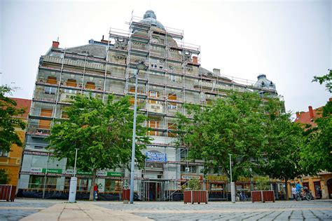 A társasház épületének homlokzata