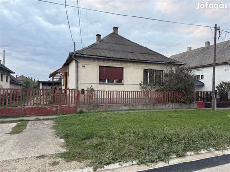 Kép egy felújítandó családi házról