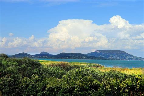 Kilátás a Balaton déli partjáról Badacsonyra