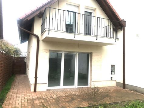 Új építésű családi ház látképe