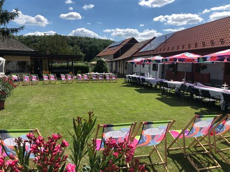 Parkosított udvar halastóval