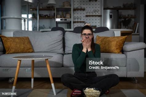 Nő, aki egyedül néz albérleteket a laptopján