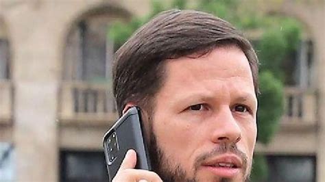 Szakértő vizsgálja a vályogházat