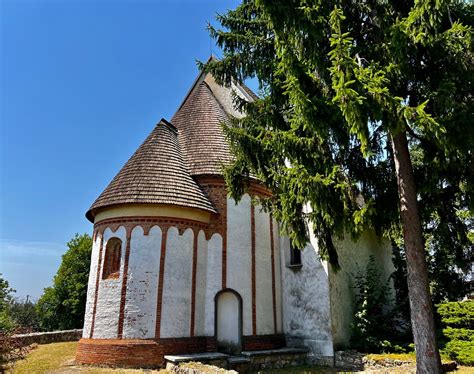 Illusztráció: ábrázolja az Árpád-kori földházak és a háromhelyiséges parasztház fejlődését