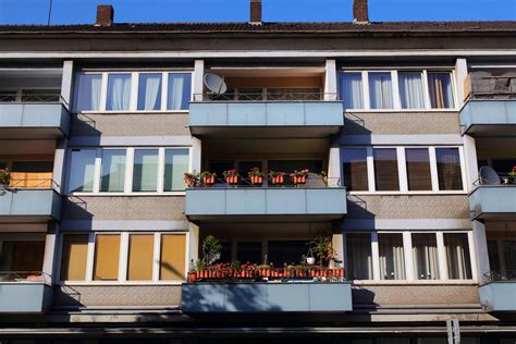 Illusztráció a 35 év alatti fiatalokról, akik lakhatási támogatást kapnak.