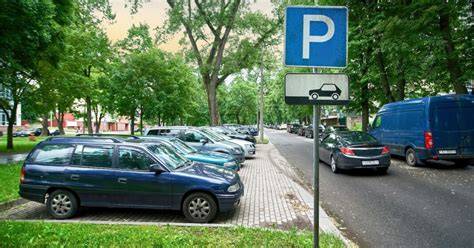 Parkoló autók a szolnoki belvárosi garázsban