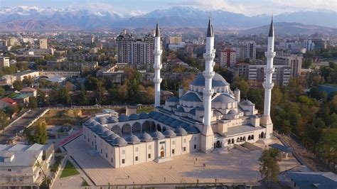 Budakeszi panorámája hegyekkel a háttérben