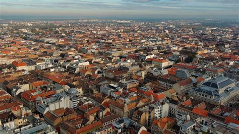 Budapest belvárosának légi felvétele, kiemelve a Millennium Center épületét.