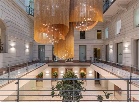 A Millennium Center épületének homlokzata, amelyen láthatóak a történelmi és modern építészeti elemek.