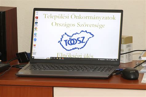 A TÖOSZ logója és kiadványainak borítói