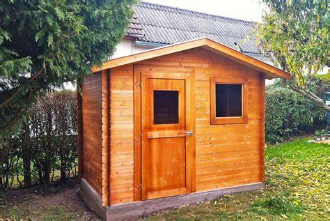 Infografika: cordwood alapú tároló és faház elrendezés