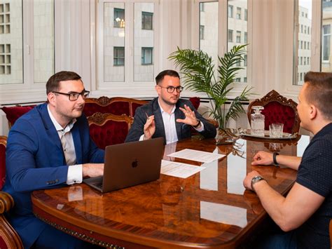 Ingatlanügynök tárgyal ügyféllel